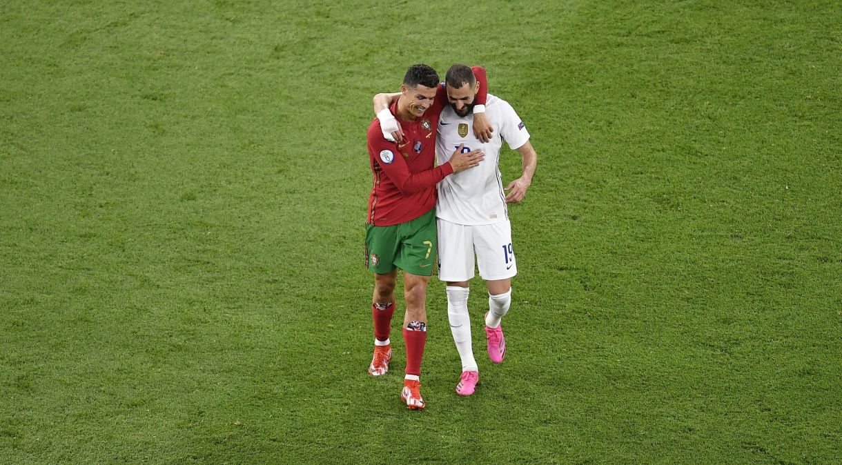 Cristiano Ronaldo e Karim Benzema se abraçam durante jogo entre França e Portugal, pela Eurocopa, em 2021