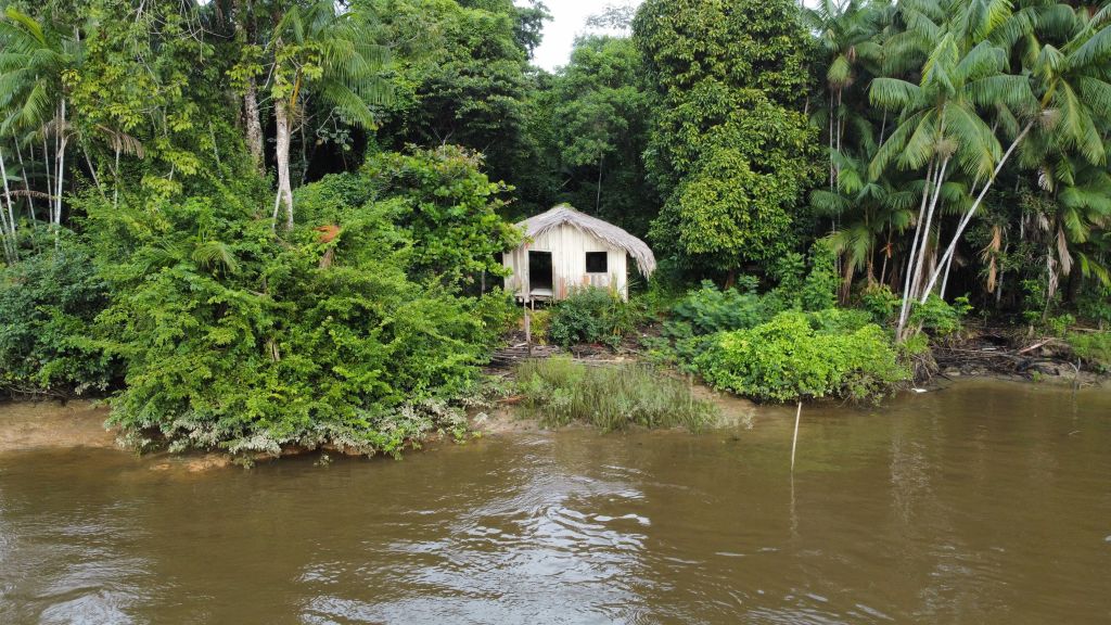 Vista de casa construída à margem do rio Limoeiro, no norte da Amazônia brasileira, em Limoeiro do Ajuru.