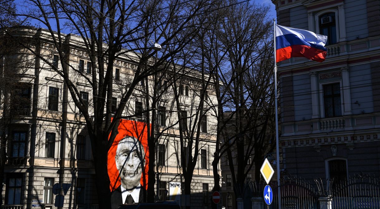 Banner pendurado em prédio próximo à embaixada russa na Letônia