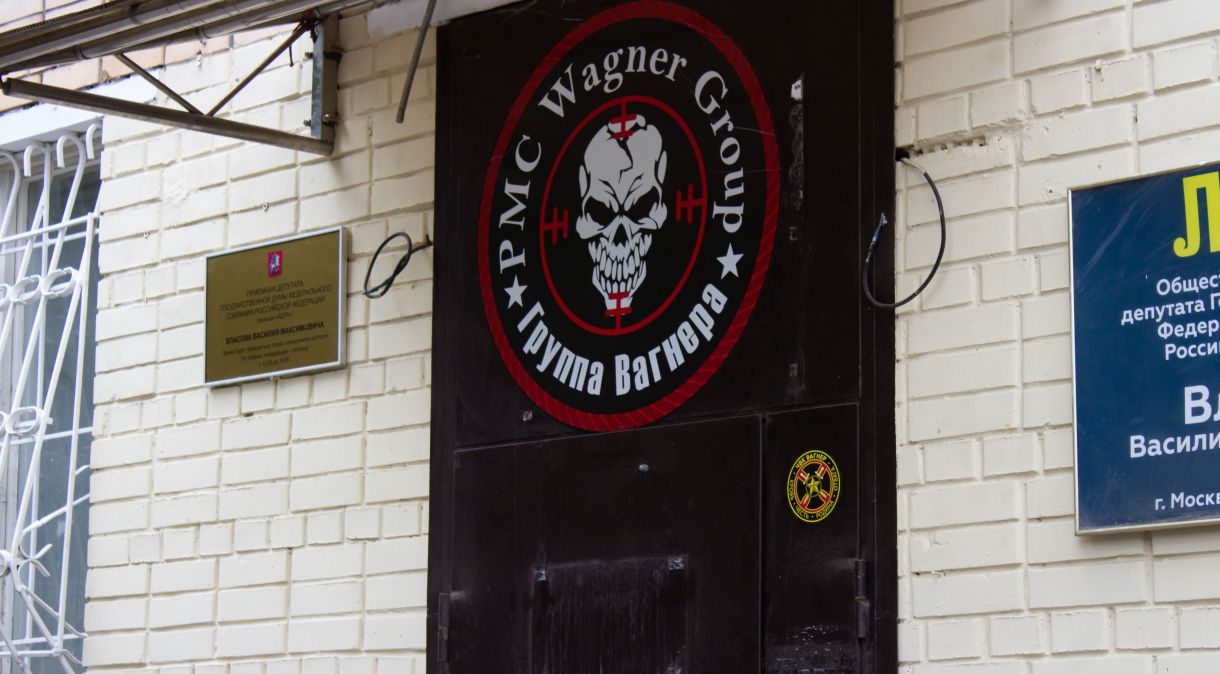 Emblema do Grupo Wagner em uma das sedes da rede, na Rússia