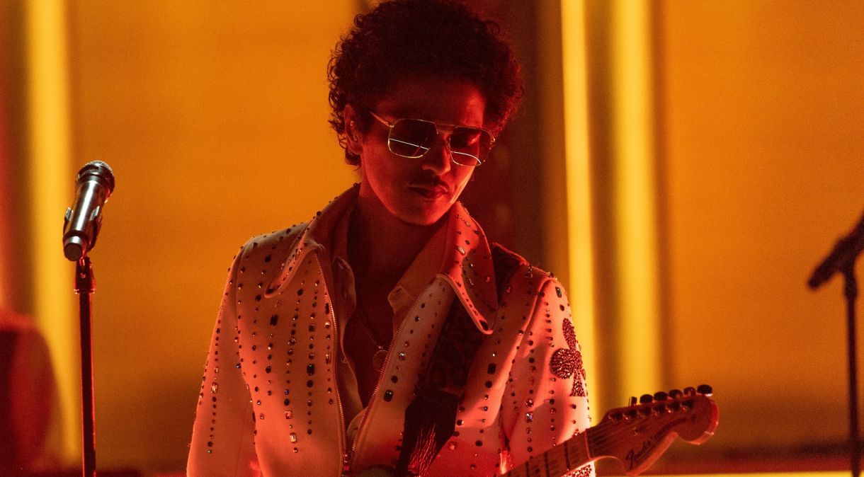 Bruno Mars se apresentando com o projeto Silk Sonic no Grammy de 2022, em Las Vegas