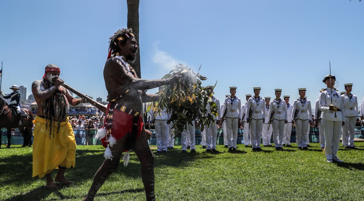 Um aborígine australiano realiza uma ritual durante a Cerimônia de Saudação à Austrália no Dia da Austrália em 26 de janeiro, considerado por muitos como o dia como 'Dia da Invasão'