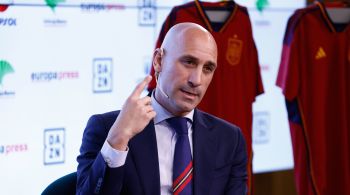 Luis Rubiales, que inicialmente havia negado a possibilidade de renúncia, entregou o cargo neste domingo (10)