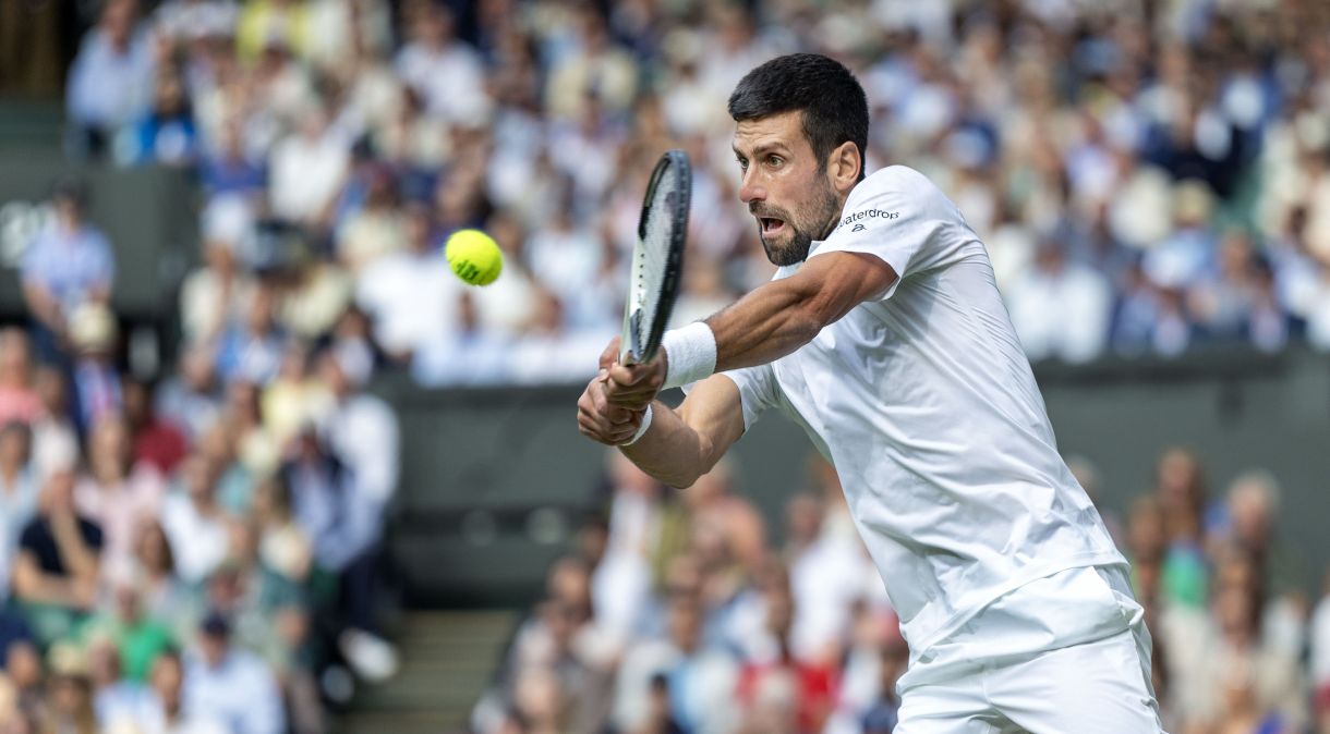 Djokovic em ação contra Carlos Alcaraz na final de Wimbledon