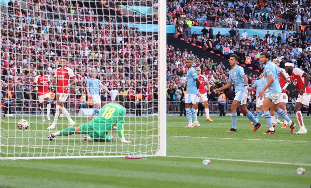 Trossard chuta, bola desvia em Akanji e mata Ortega: o gol de empate do Arsenal