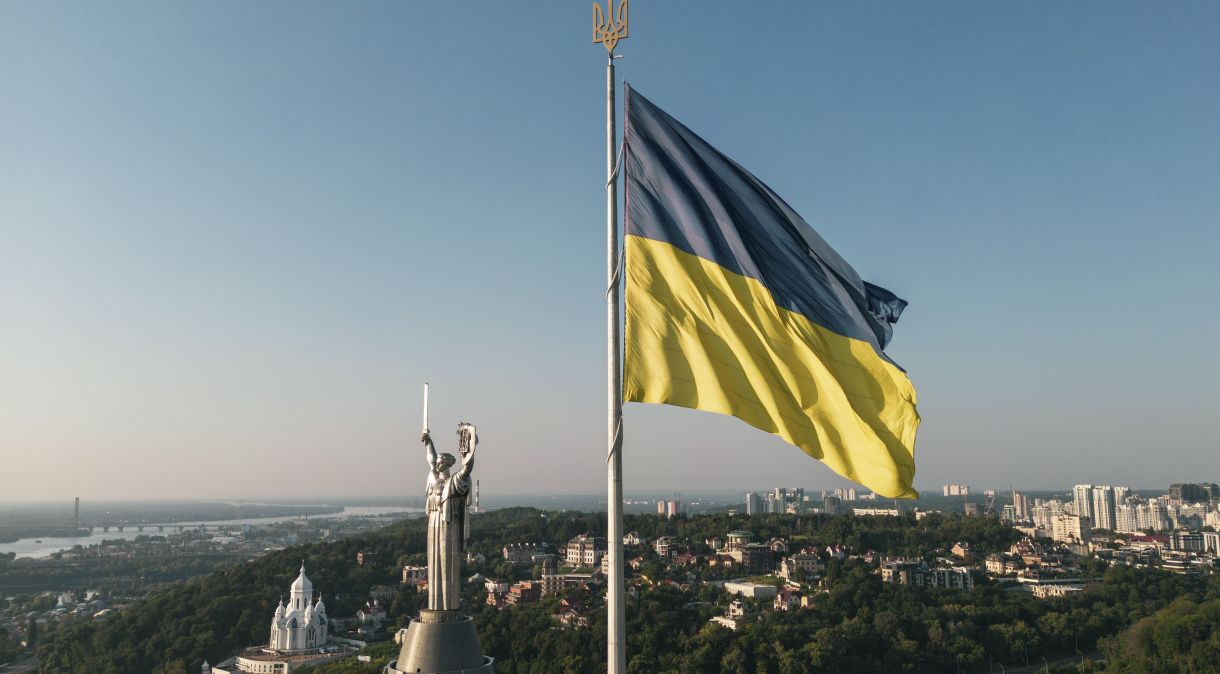 O brasão de armas da Ucrânia montado no escudo do Monumento da Mãe Pátria em vez de um soviético, no Museu Nacional da História da Ucrânia na Segunda Guerra Mundial em Kiev, Ucrânia, 6 de agosto de 2023