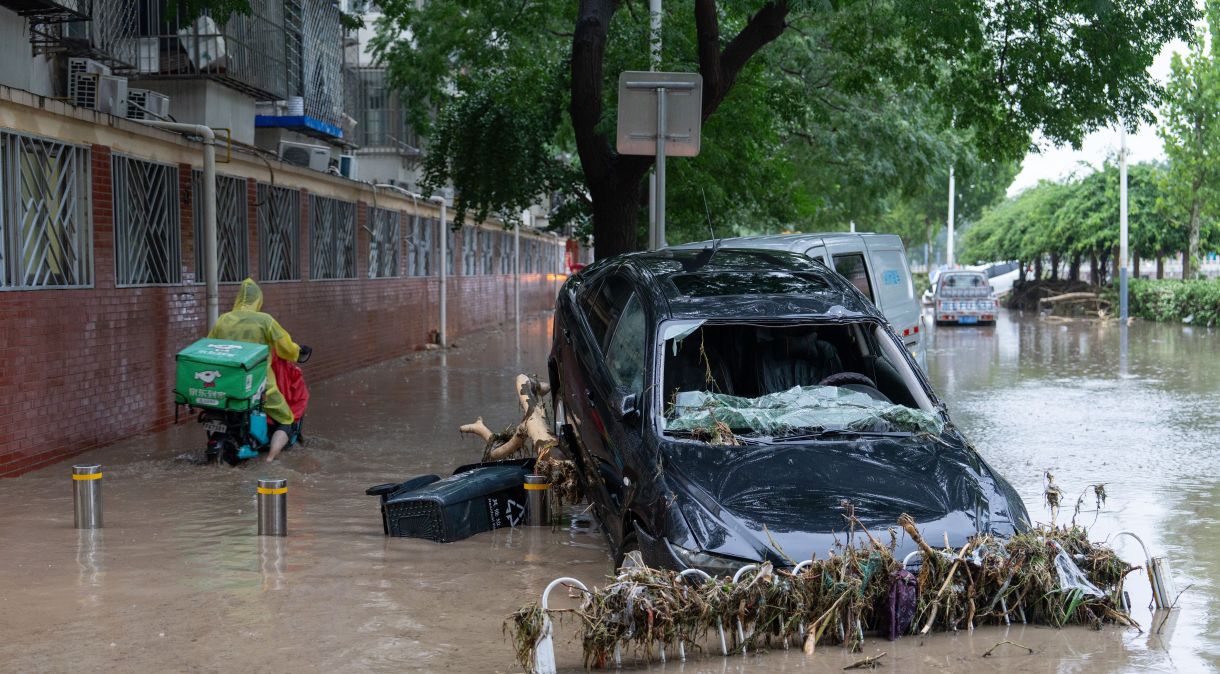 O tufão Doksuri trouxe fortes chuvas para a cidade de Pequim. Imagem mostra carro destruído