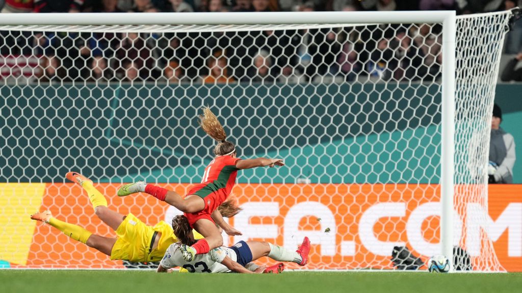 Atacante portuguesa Ana Capeta acerta chute na trave em jogo contra os EUA, pela Copa do Mundo Feminina