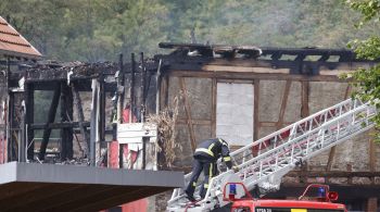 Fogo destruiu cerca de dois terços do local; investigação está em andamento para determinar a causa do acidente