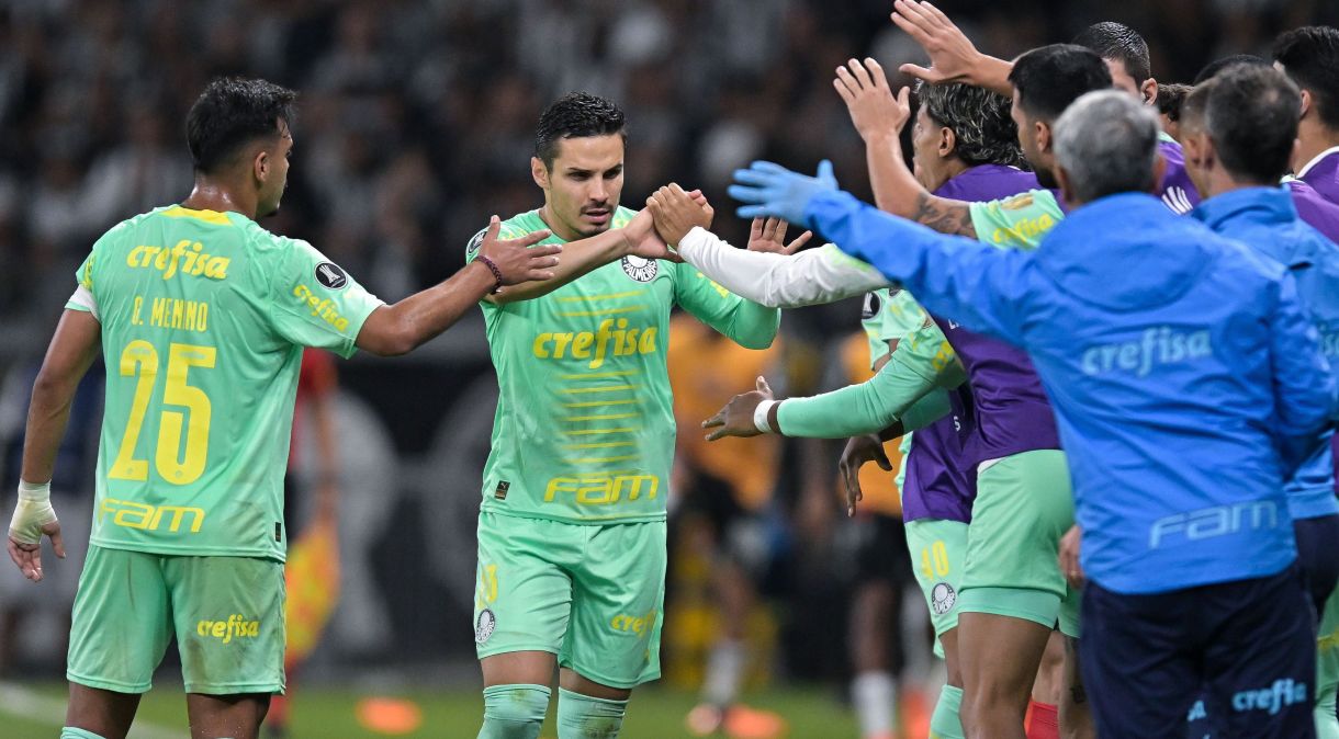 Raphael Veiga comemora o gol do Palmeiras sobre o Atlético-MG no Mineirão