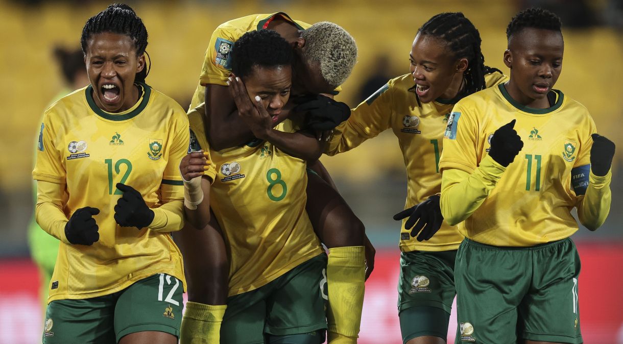Jogadoras da África do Sul comemoram a classificação inédita para as oitavas de final