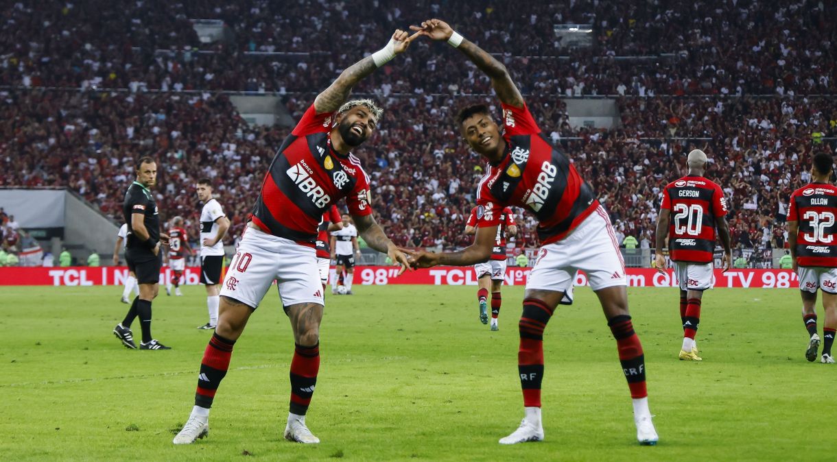 Gabigol e Bruno Henrique em comemoração do gol do Flamengo no Maracanã