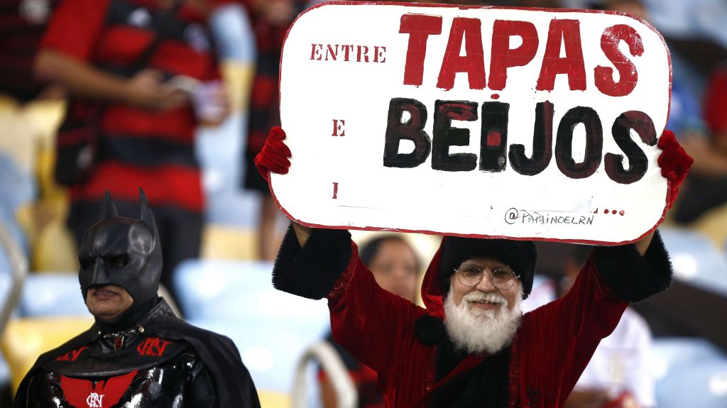 Torcedor do Flamengo leva cartaz para o Maracanã