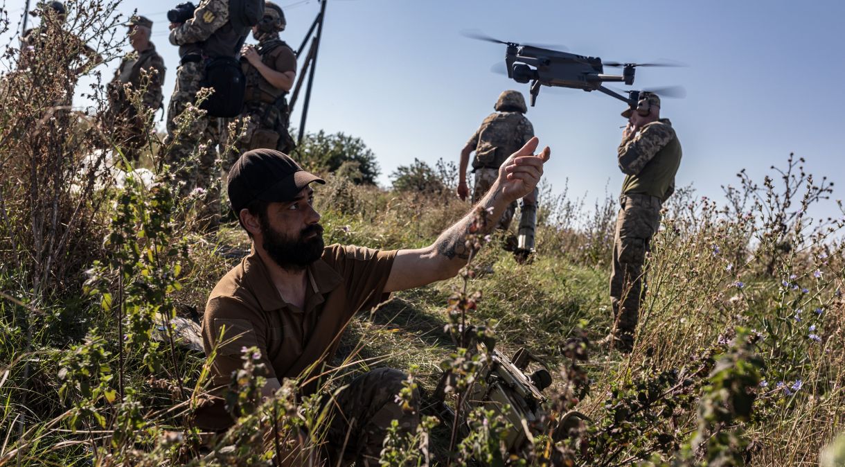 Soldado ucraniano pilota um drone durante um treinamento militar enquanto a guerra Rússia-Ucrânia continua em Donetsk