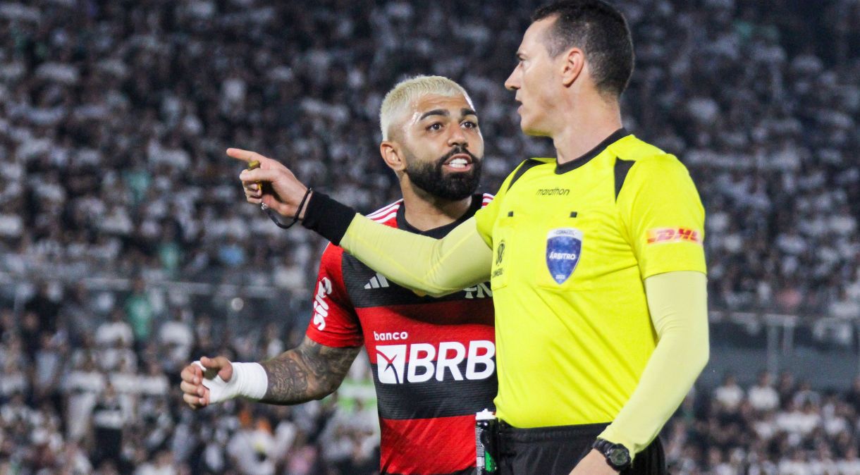 Gabigol reclama com o árbitro na eliminação do Flamengo