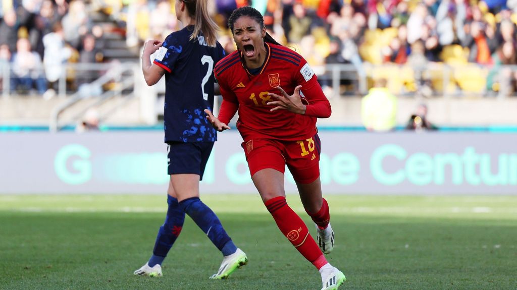 Salma Paralluelo comemora o gol na prorrogação que levou a Espanha a uma semifinal inédita