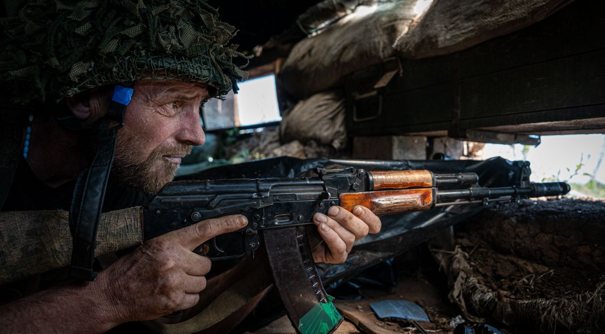 Soldado ucraniano mantém sua posição dentro de uma trincheira em meio à guerra entre a Rússia e a Ucrânia em Donetsk