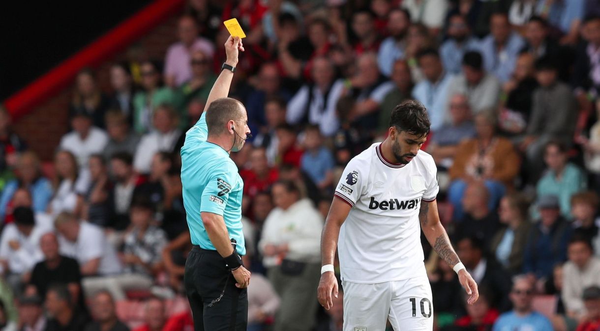 Paquetá recebe amarelo durante o jogo do West Ham contra o Bournemouth