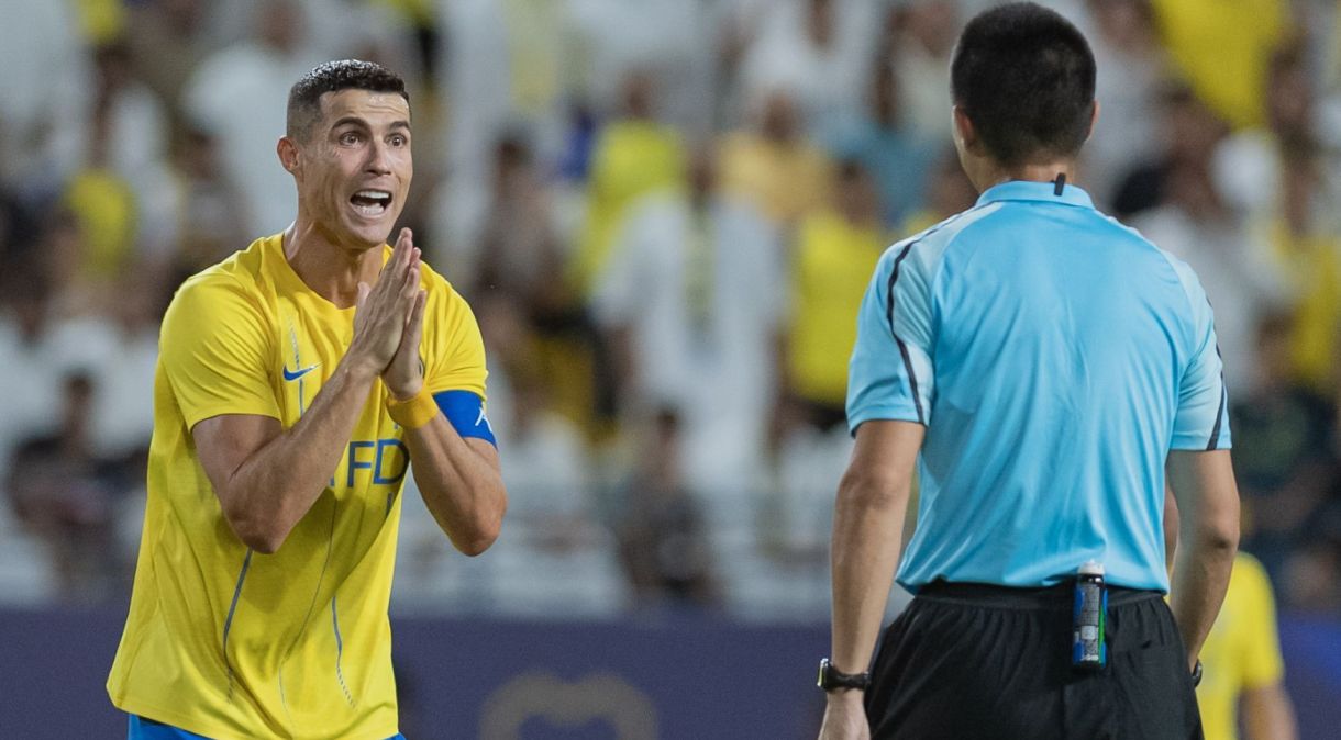 Cristiano Ronaldo reclama com o árbitro na vitória do Al-Nassr sobre Shabab Al-Ahli