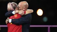 Luis Rubiales é acusado de tocar jogadoras da Inglaterra na final da Copa do Mundo