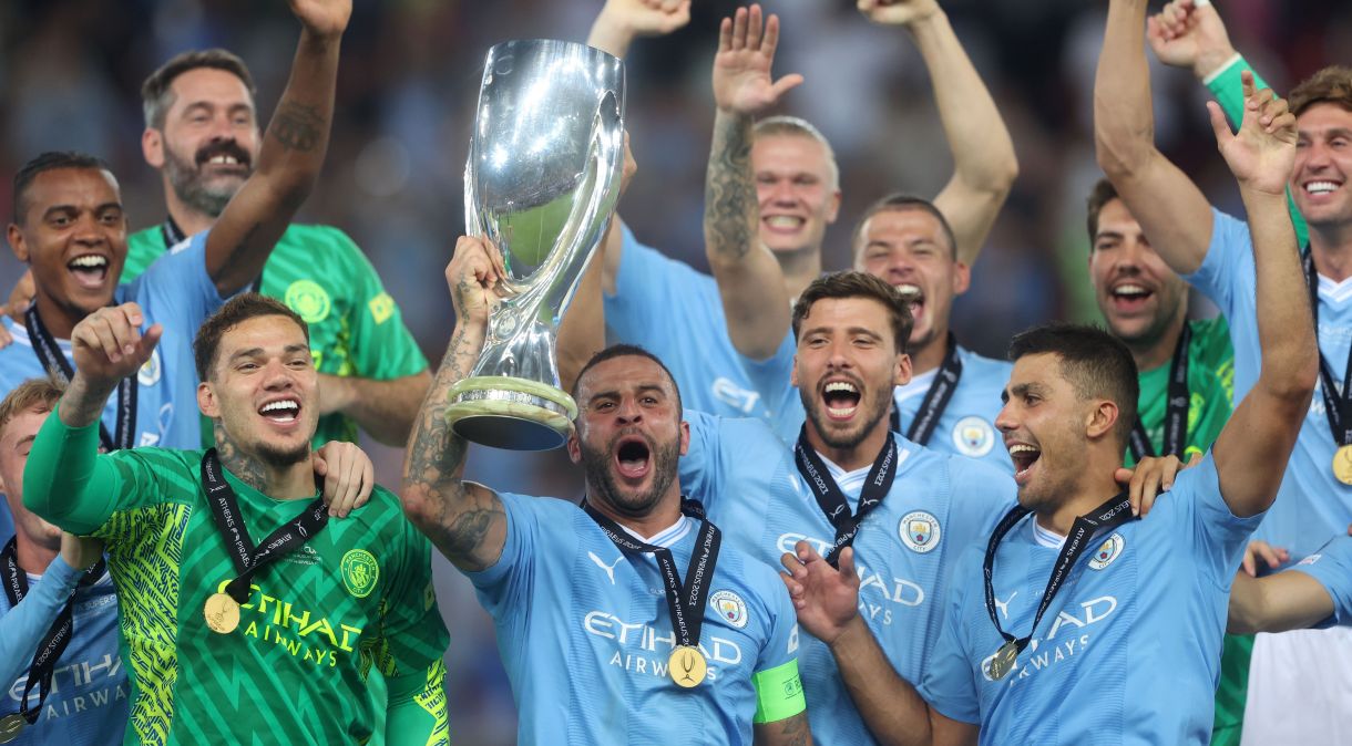 Capitão Kyle Walker levanta a taça inédita da Supercopa da Uefa