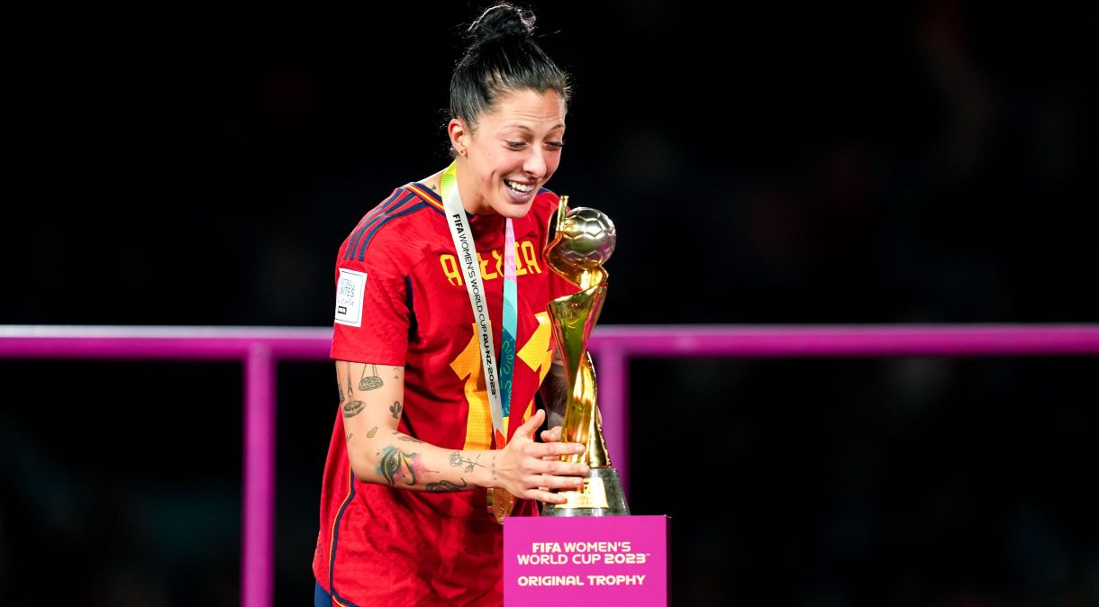 Jennifer Hermoso, camisa 10 da Espanha, com a taça de campeã mundial