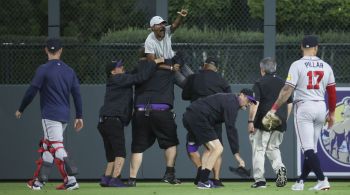 O venezuelano Ronald Acuña Jr, right fielder do Atlanta Braves, chegou a ser derrubado por um dos invasores