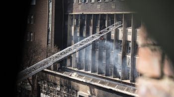 Fogo em edifício de cinco andares no centro de Joanesburgo começou na madrugada desta quinta-feira (31), segundo serviços de emergência; causas estão sendo investigadas