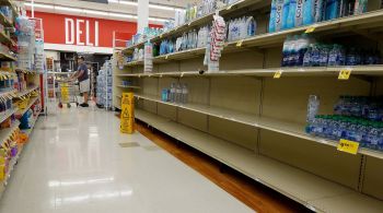 Prateleiras em mercados de Gainesville, no norte da Flórida, já estão vazias; estado pode registrar níveis históricos de chuvas e inundações