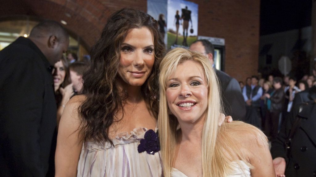 A atriz Sandra Bullock ao lado da mãe adotiva de Michael Oher, Leigh Anne Tuohy, na premiere do filme "Um Sonho Possível"