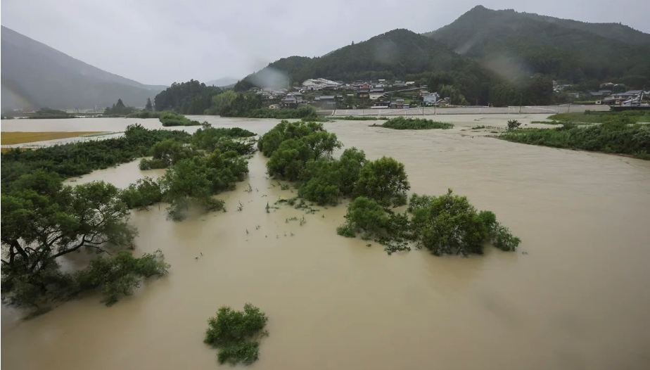 Um rio cheio quando o tufão Lan atinge a cidade de Shingu, na província de Wakayama, na terça-feira