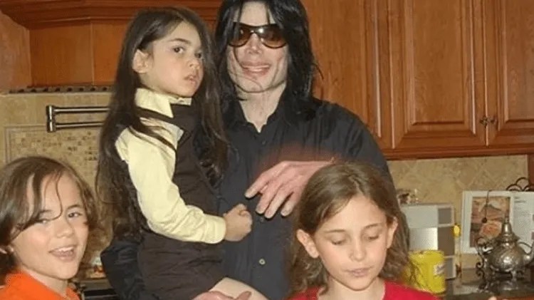 Michael Jackson com seus três filhos ainda crianças