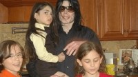 Filhos e mãe de Michael Jackson perdem acesso à herança, segundo revista