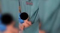 Fisioterapeuta coloca recém-nascido em bolso de jaleco e faz “dancinha” em hospital de SC