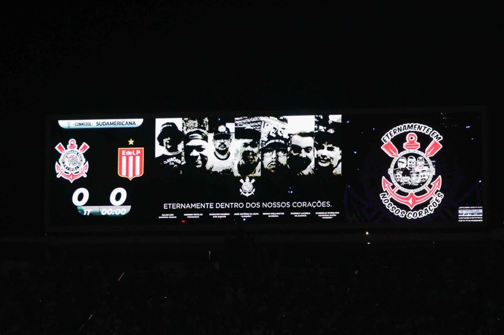 Telão da Neo Química Arena lembra os sete torcedores do Corinthians que morreram na madrugada do último domingo