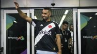 Payet chega ao Rio e é recebido por milhares de torcedores do Vasco; veja imagens