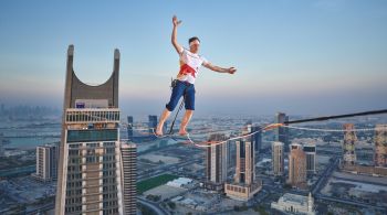 Jaan Roose se equilibrou em uma fita de 2,5 centímetros sobre o Fairmont Doha, um luxuoso hotel na capital catari