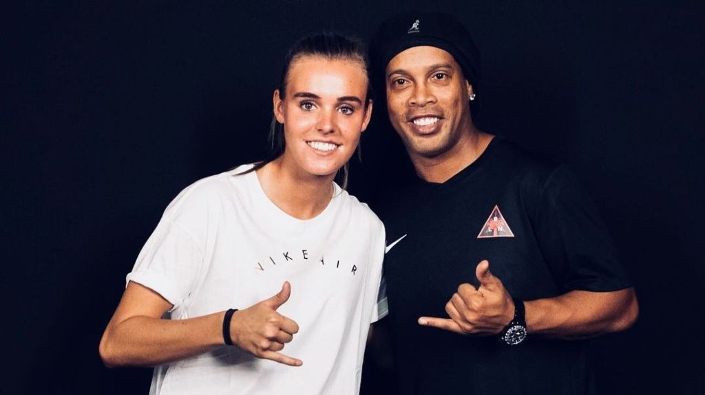 Roord conheceu Ronaldinho e fez o famoso sinal em evento de patrocinadora, em 2018