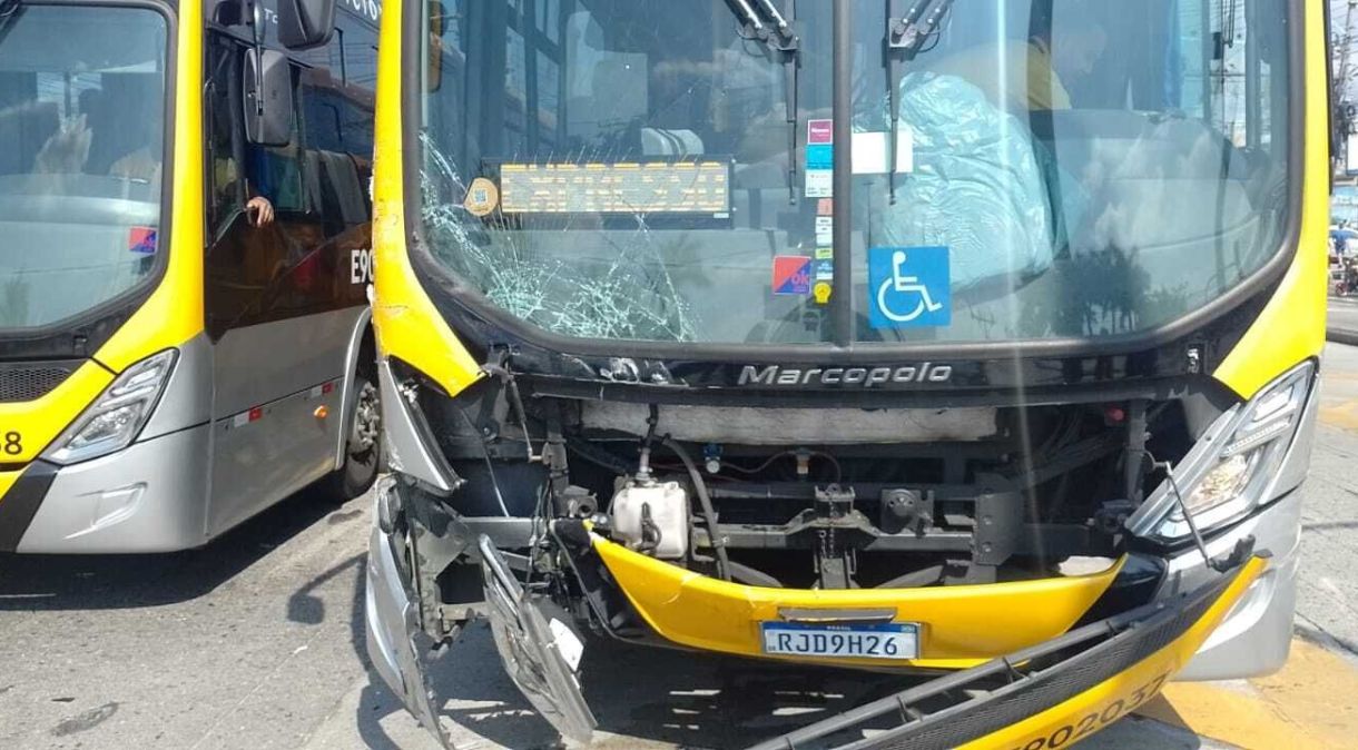 Carro invade pista do BRT e deixa três feridos em colisão no Rio de Janeiro