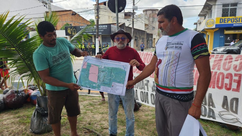 Manifestantes se posicionam com faixas a cerca de 400 metros do Centro de Convenções, sede da Cúpula da Amazônia, em Belém