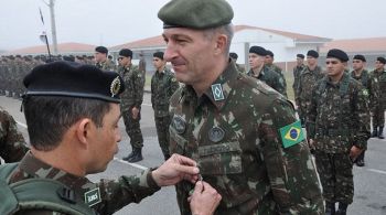 A Polícia Federal também cumpriu mandados de busca e apreensão contra o general Mauro César Cid, pai de Mauro Cid, e contra o ex-advogado de Jair Bolsonaro, Frederick Wassef