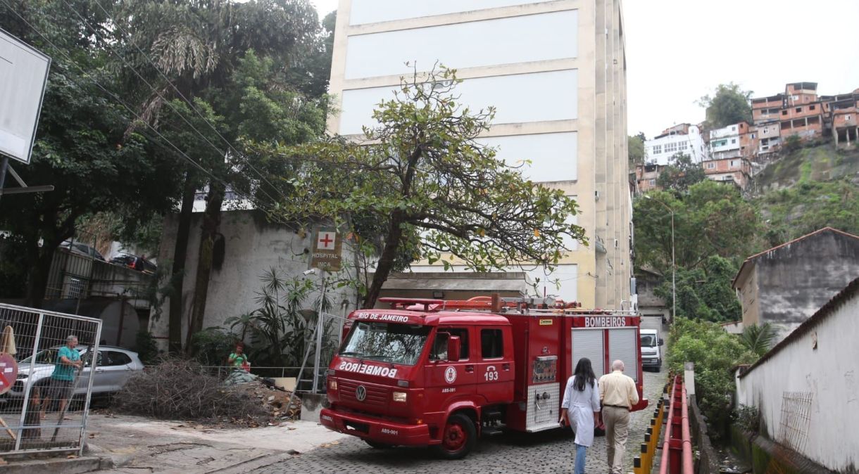 Pessoas deixaram prédio do Hospital do Câncer, no Rio, após vazamento de produto químico