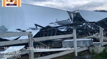 Em Urubici, Santa Catarina, houve queda de árvores e destelhamentos; nuvens carregadas sobre Florianópolis provocaram ventania, chuva forte e queda de granizo na capital catarinense