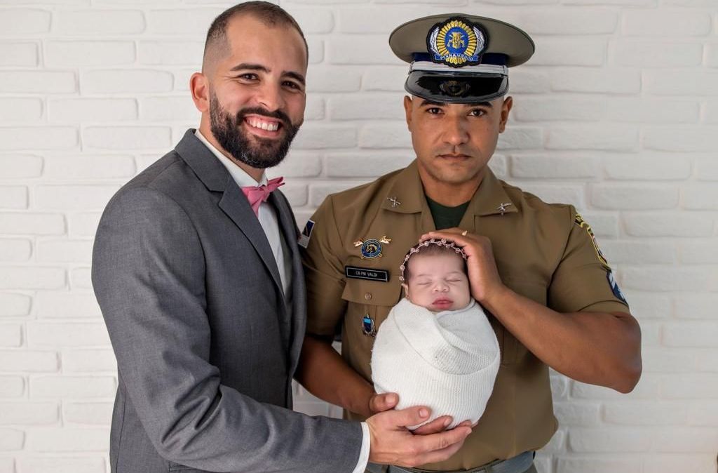 O sargento Valdi Barbosa , na foto junto com seu companheiro e sua filha, conseguiu uma licença de 180 dias