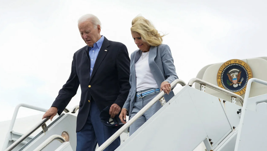 O presidente dos EUA, Joe Biden, e a primeira-dama Jill Biden chegam ao aeroporto de Kahului, Kahului, Havaí, EUA, 21 de agosto de 2023