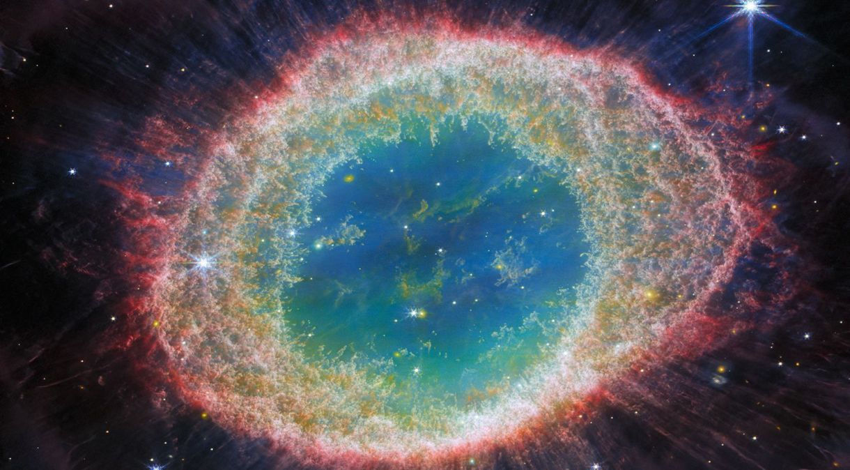 Imagem mostra a Nebulosa do Anel com um detalhe excecional, como os elementos de filamento na secção interior do anel