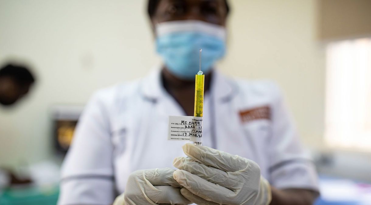 Uma enfermeira prepara uma dose de uma vacina experimental contra o HIV como parte do estudo PrEPVacc em Masaka, Uganda, em 17 de março de 2022