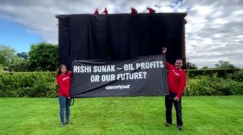 Manifestantes ambientais estenderam a faixa como forma de protesto à autorização de perfuração de poços de petróleo no Reino Unido por Rishi Sunak