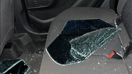 Leandro Donizete publica foto do carro com os vidros quebrados