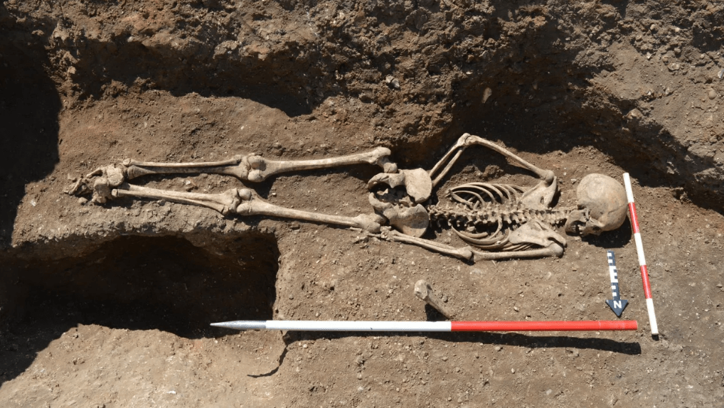 Menina de 15 anos enterrada de bruços na era medieval era de baixo status social e provavelmente considerada uma estranha, de acordo com o Museu de Arqueologia de Londres